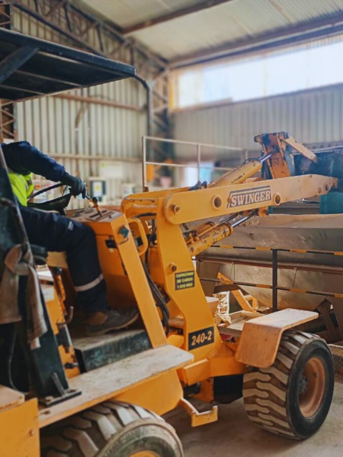 Técnico operando maquinaria en taller