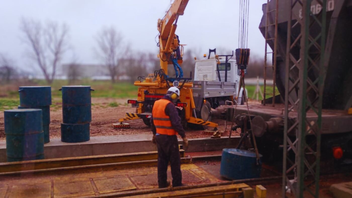 Grúa trabajando en báscula ferroviaria