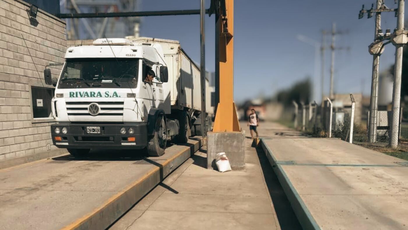 Camión Rivara S.A. sobre báscula